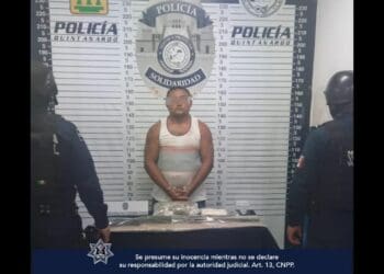 Sujeto huye de la policía y al ser alcanzado le encuentran marihuana y una réplica de rifle