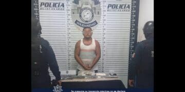 Sujeto huye de la policía y al ser alcanzado le encuentran marihuana y una réplica de rifle