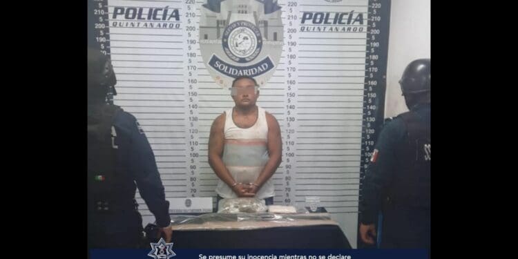 Sujeto huye de la policía y al ser alcanzado le encuentran marihuana y una réplica de rifle