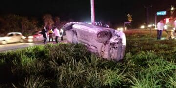 Taxista se estrella contra poste en la carretera federal al sur de Playa del Carmen