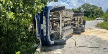 Vuelca tráiler con sascab en Punta Maroma