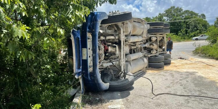 Vuelca tráiler con sascab en Punta Maroma