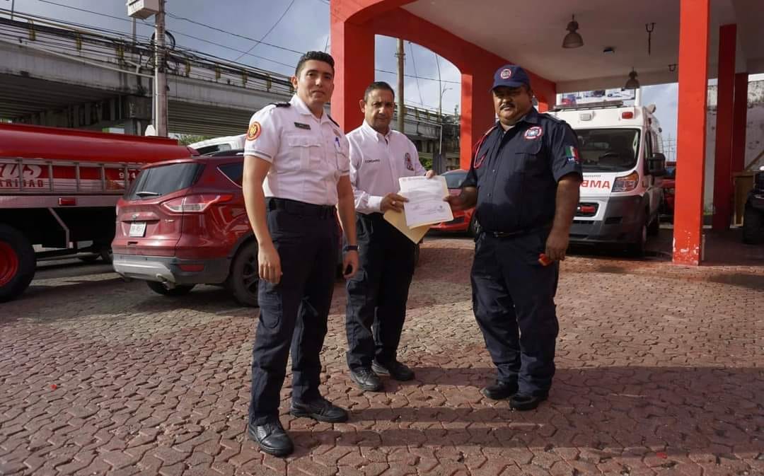 Gobierno reconoce desempeño de bomberos