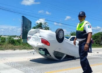 Turista extranjero sufre aparatosa volcadura en Playa del Carmen