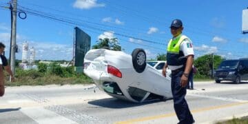 Turista extranjero sufre aparatosa volcadura en Playa del Carmen