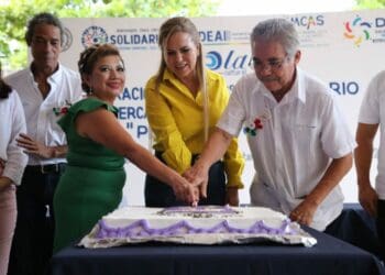 Lili Campos convive en festejo con locatarios