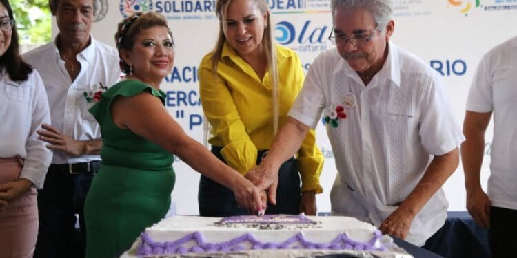 Lili Campos convive en festejo con locatarios