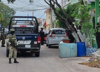 Aseguran a automovilista con un arma de fuego en la colonia Colosio de Playa del Carmen