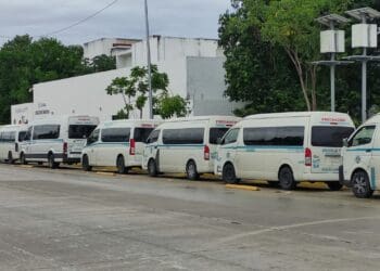 Bloquea Sindicato de Taxistas con combis avenidas alrededor del Palacio Municipal en Playa del Carmen