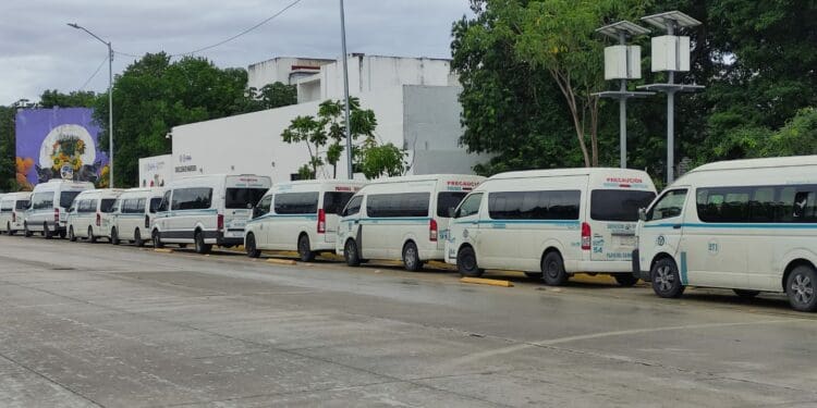 Bloquea Sindicato de Taxistas con combis avenidas alrededor del Palacio Municipal en Playa del Carmen