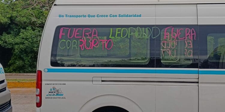 Bloquean combis del Sindicato de Taxistas Palacio Nuevo de Playa del Carmen