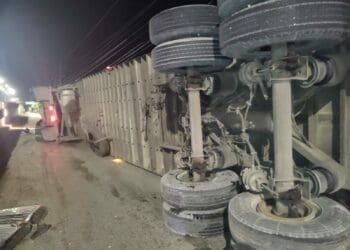 Camión cae sobre su costado desde el puente de Playa del Carmen