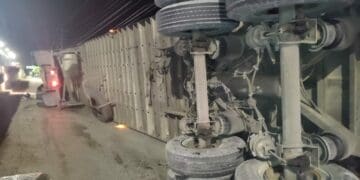 Camión cae sobre su costado desde el puente de Playa del Carmen