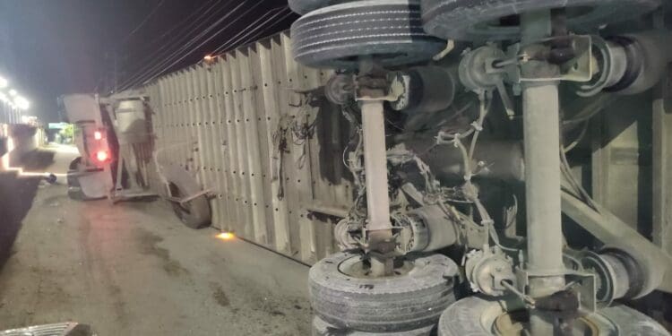 Camión cae sobre su costado desde el puente de Playa del Carmen