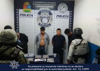 Capturan a cuatro sujetos con un arma de fuego y más de 30 dosis droga en el centro de Playa del Carmen
