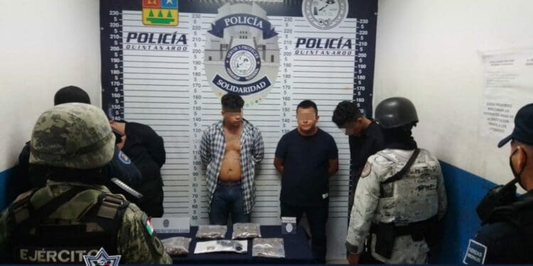 Capturan a cuatro sujetos con un arma de fuego y más de 30 dosis droga en el centro de Playa del Carmen