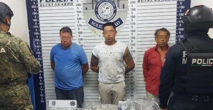 Capturan a tres sujetos con más de 60 dosis de droga y una báscula gramera en Playa del Carmen