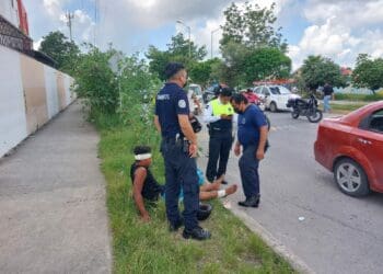 Choca motociclista en el fraccionamiento Misión de las Flores de Playa del Carmen