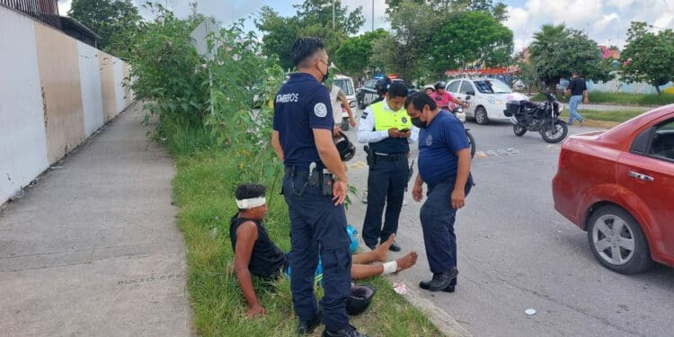Choca motociclista en el fraccionamiento Misión de las Flores de Playa del Carmen