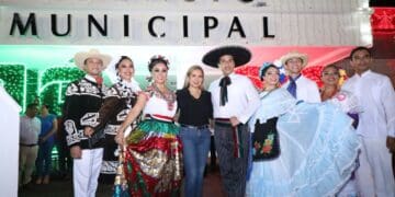 Dan inicio las fiestas patrias con encendido tricolor