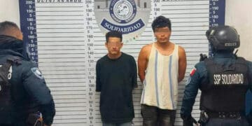 Detienen a dos hombres con más de 150 dosis de droga en el fraccionamiento Villas del Sol de Playa del Carmen 