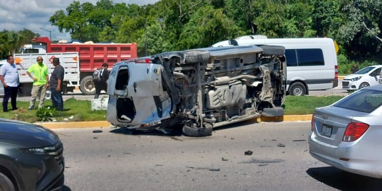 Dos lesionados deja aparatoso choque entre automóvil y combi, en Playa del Carmen