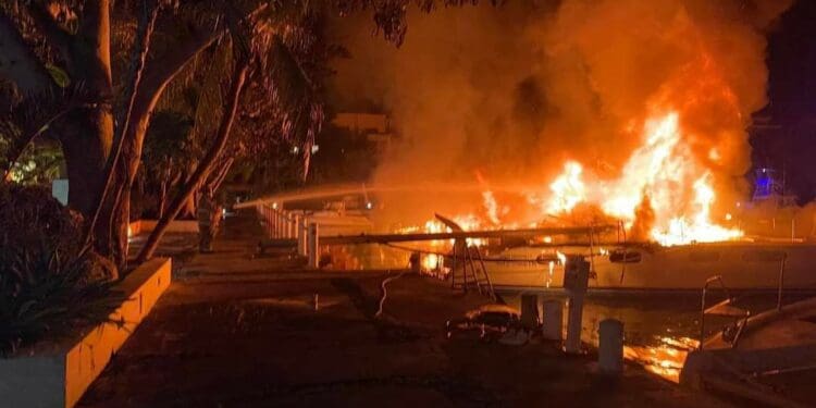 Incendian 2 catamaranes en muelle de Playa del Carmen