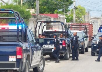 Irrumpen policías en a 'clandestino' en Playa del Carmen y detienen a siete personas
