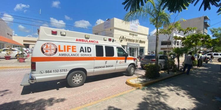 Motociclista pierde el control y se estrella contra farmacia en el centro de Playa del Carmen