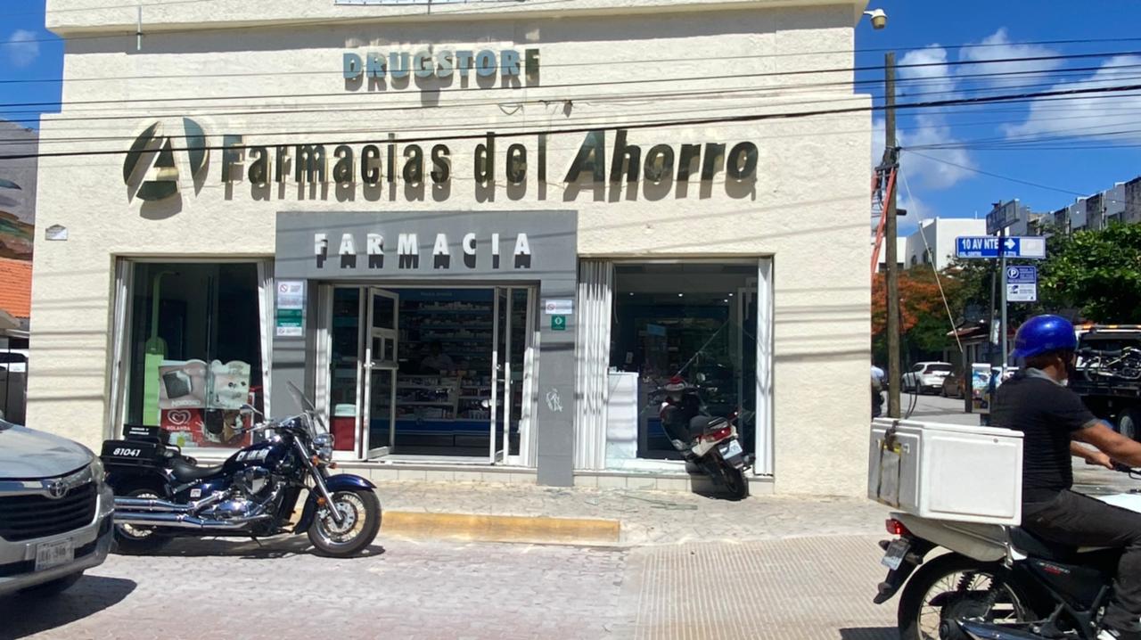 Motociclista pierde el control y se estrella contra farmacia en el centro de Playa del Carmen