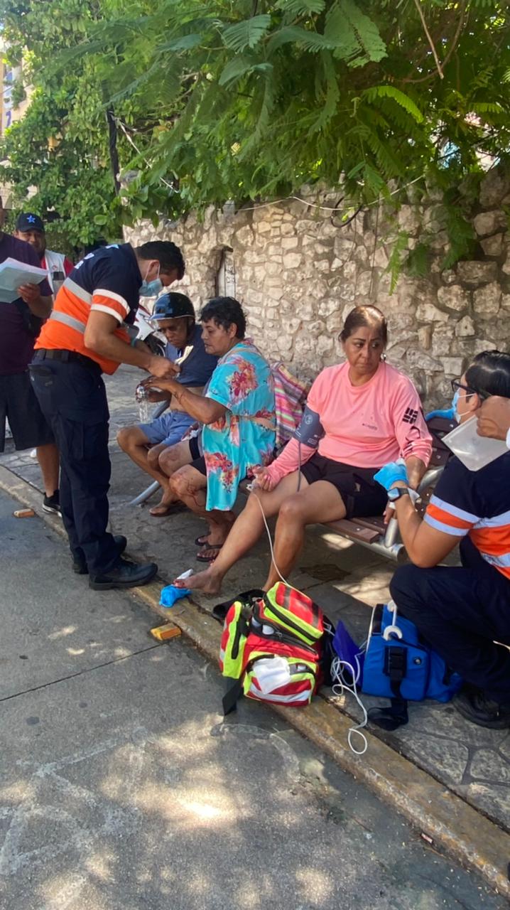 Motociclista pierde el control y se estrella contra farmacia en el centro de Playa del Carmen