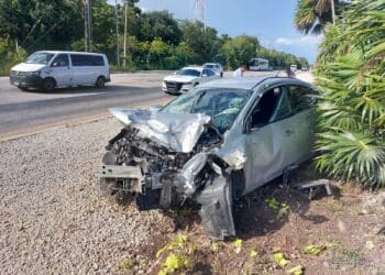 Por exceso de velocidad, automovilista derriba luminaria en carretera Playa del Carmen-Puerto Morelos