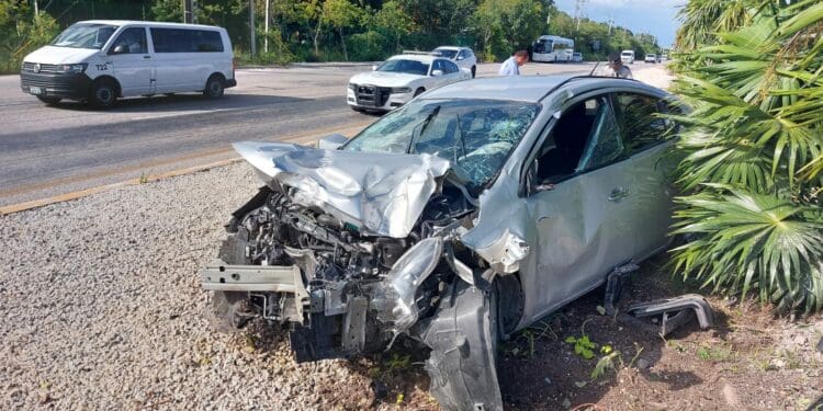 Por exceso de velocidad, automovilista derriba luminaria en carretera Playa del Carmen-Puerto Morelos