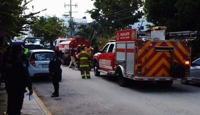 Por un aparente corto circuito, escuela de idiomas sufre incendio en Playa del Carmen 