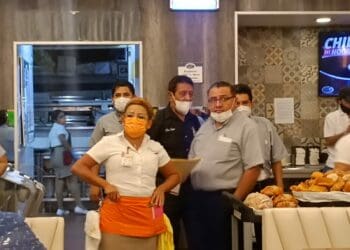 Protestan empleados de la Casa de los Abuelos en Playa del Carmen, para exigir mejores condiciones laborales