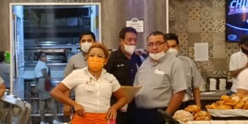 Protestan empleados de la Casa de los Abuelos en Playa del Carmen, para exigir mejores condiciones laborales