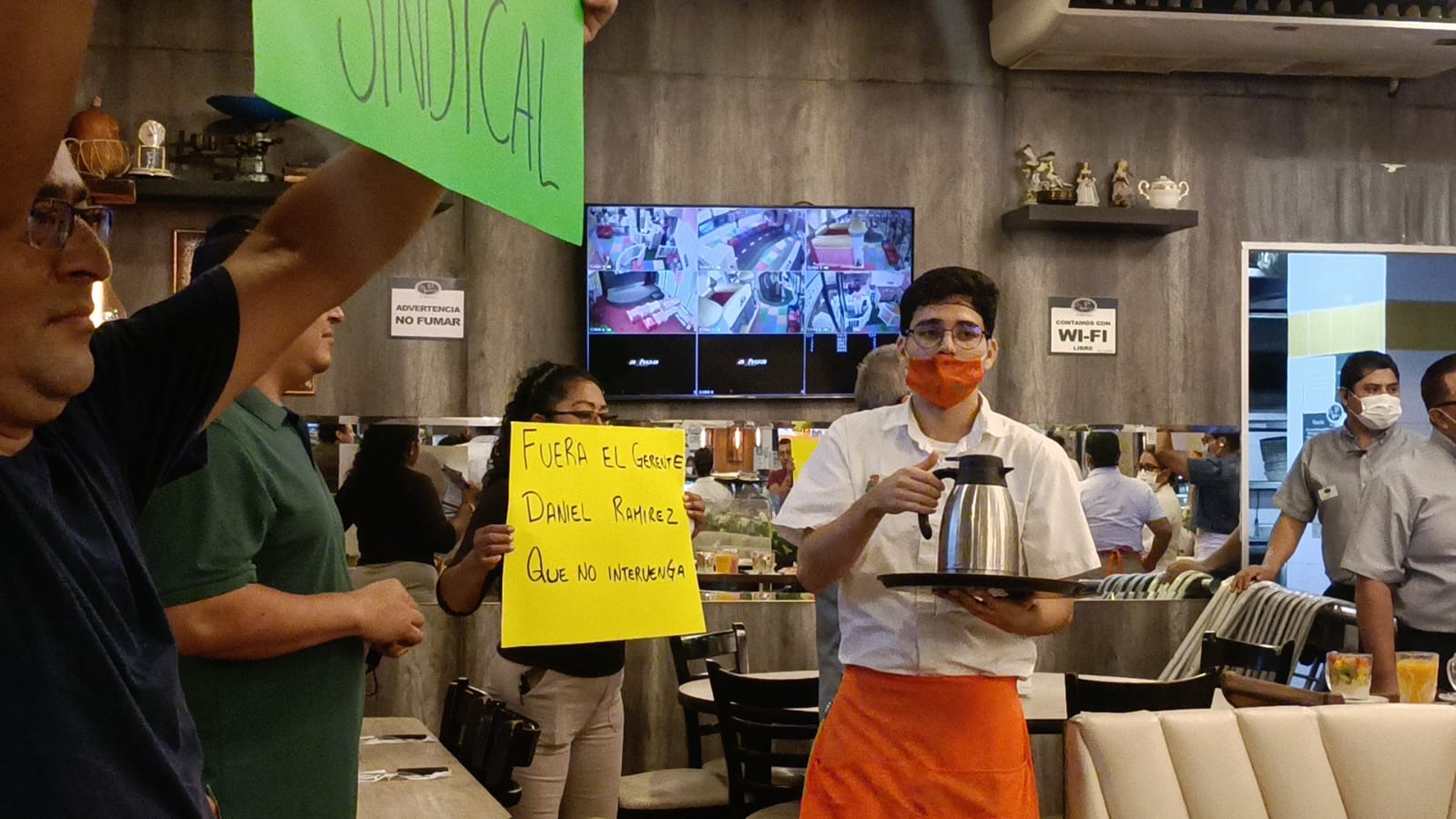 Protestan empleados de la Casa de los Abuelos en Playa del Carmen, para exigir mejores condiciones laborales