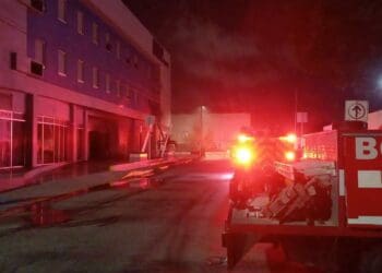 Rescatan a seis huéspedes de incendio en hotel, en Playa del Carmen