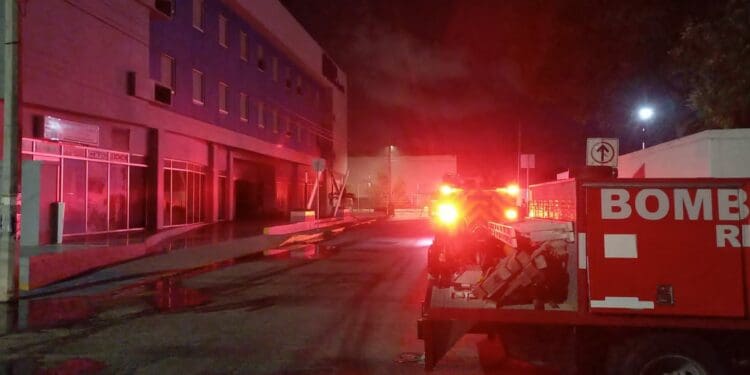 Rescatan a seis huéspedes de incendio en hotel, en Playa del Carmen