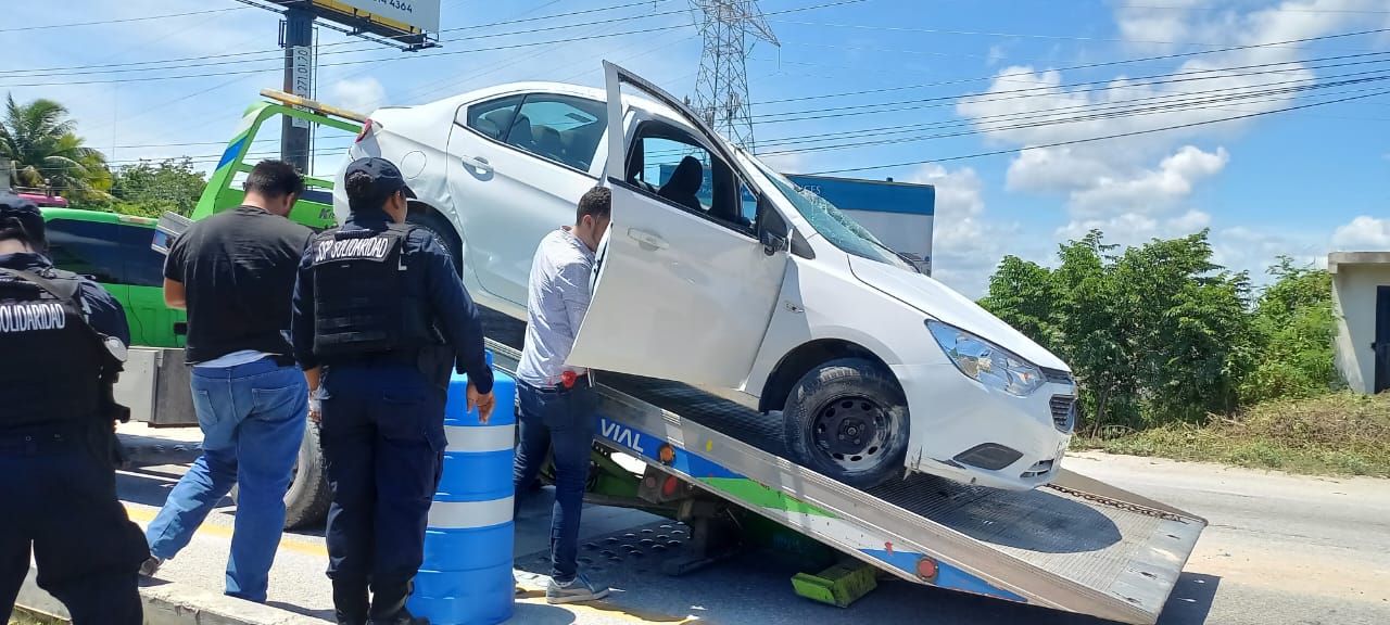 Turista extranjero sufre aparatosa volcadura en Playa del Carmen