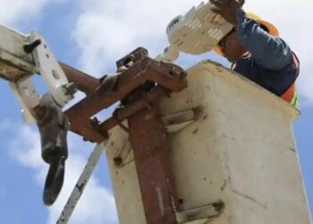 Turistas recorren más calles, con nuevo alumbrado en el centro de Playa del Carmen