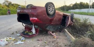 Vuelca automóvil en el tramo carretero Tulum-Playa del Carmen; hay tres lesionados 