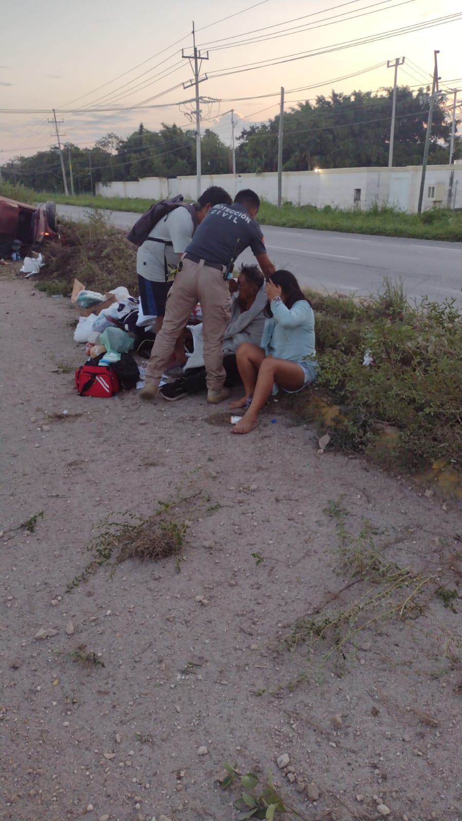 Vuelca automóvil en el tramo carretero Tulum-Playa del Carmen; hay tres lesionados