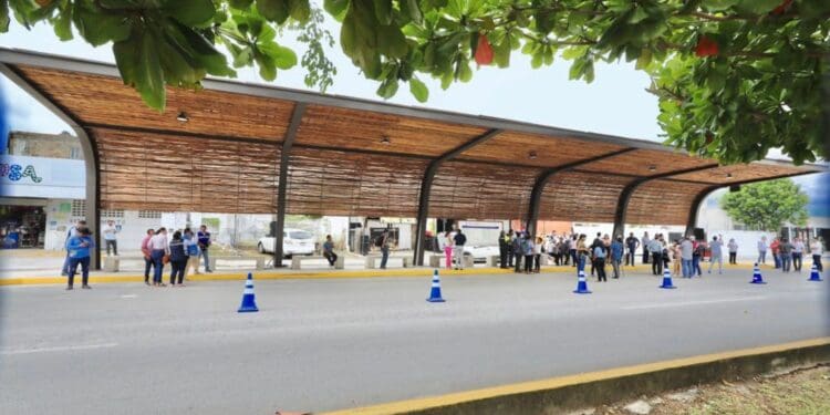 Acabó la espera, rehabilitan paradero de transporte