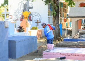 Alistan panteón municipal para Día de Muertos