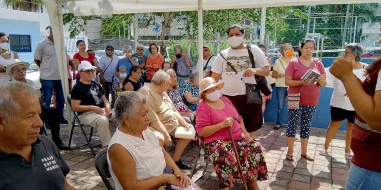 Adultos mayores sufren por retraso en cobro de la ‘Pensión del Bienestar’ en Playa del Carmen