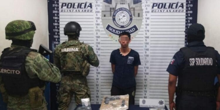 Aseguran a sujeto con arma de fuego y posibles narcóticos en Playa del Carmen