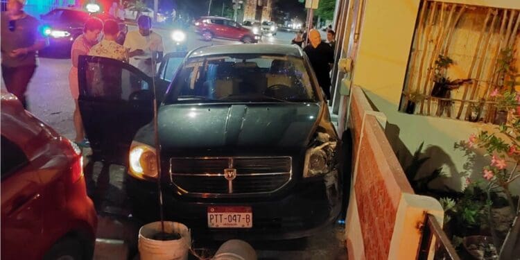 Automovilista ebrio choca con una familia cubana en Playa del Carmen