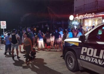 Balean a tres meseros en bar del centro de Playa del Carmen