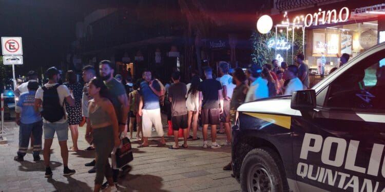 Balean a tres meseros en bar del centro de Playa del Carmen